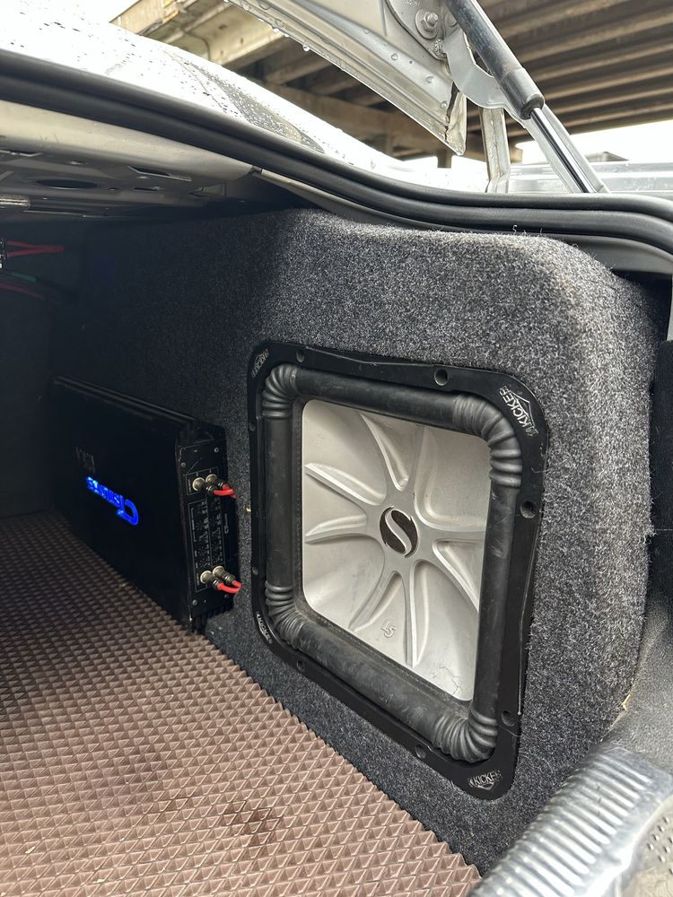 Короб под саббуфер и саббуфер кикер на skoda superb mk1