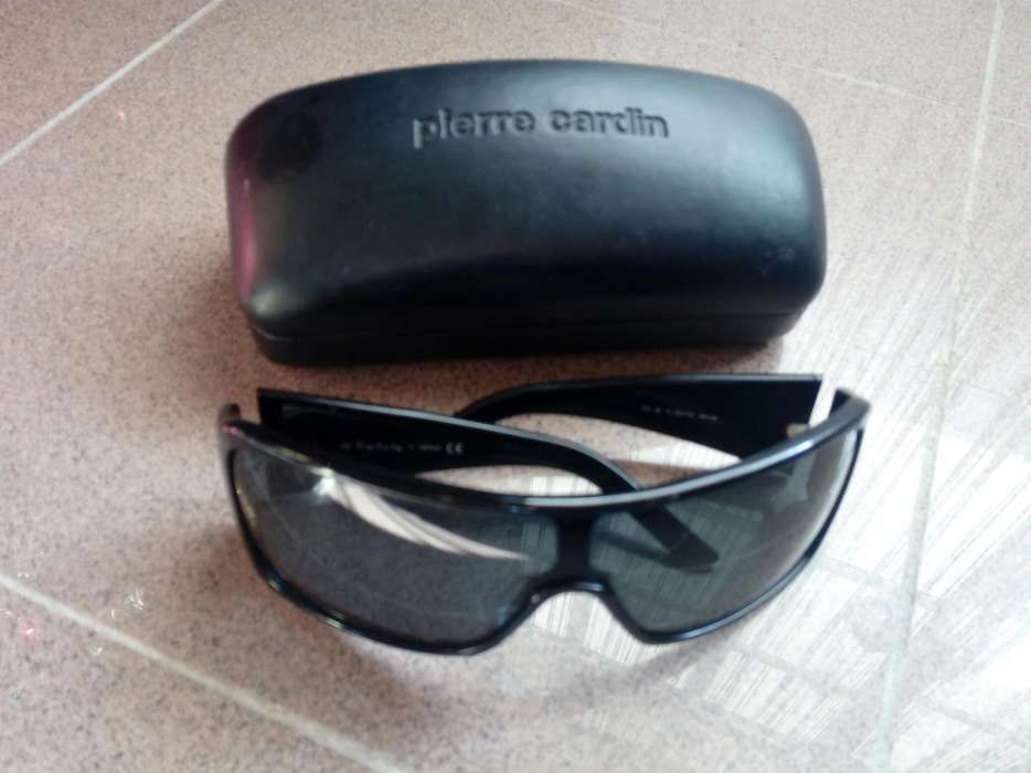 Óculos de senhora Pierre Cardin.