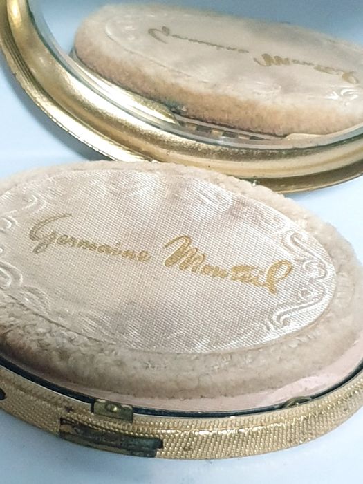 Linda caixa de pó de arroz vintage Germaine Monteil