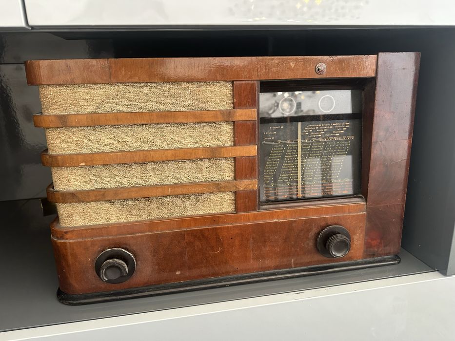Rádio antigo Philips “jura” -