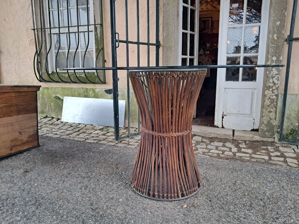 Mesa de vidro com base em cana da Índia