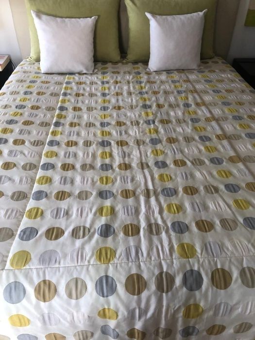 Vende-se Colcha e Almofadas de cama em ótimo estado