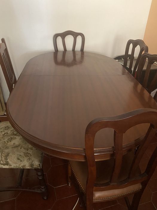 Mesa e cadeiras em mogno