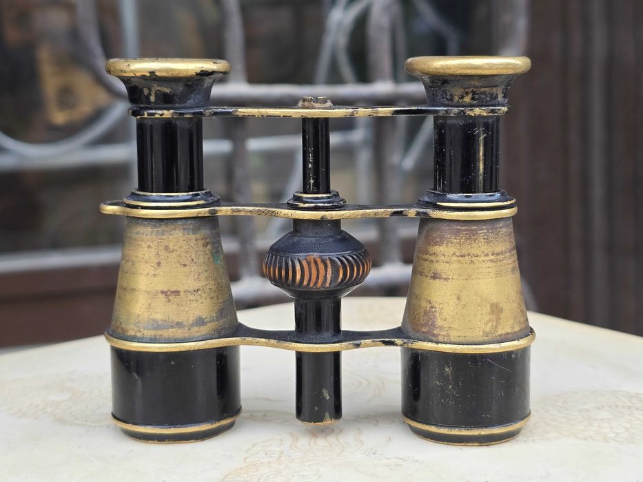 Stara mosiężna lornetka teatralna