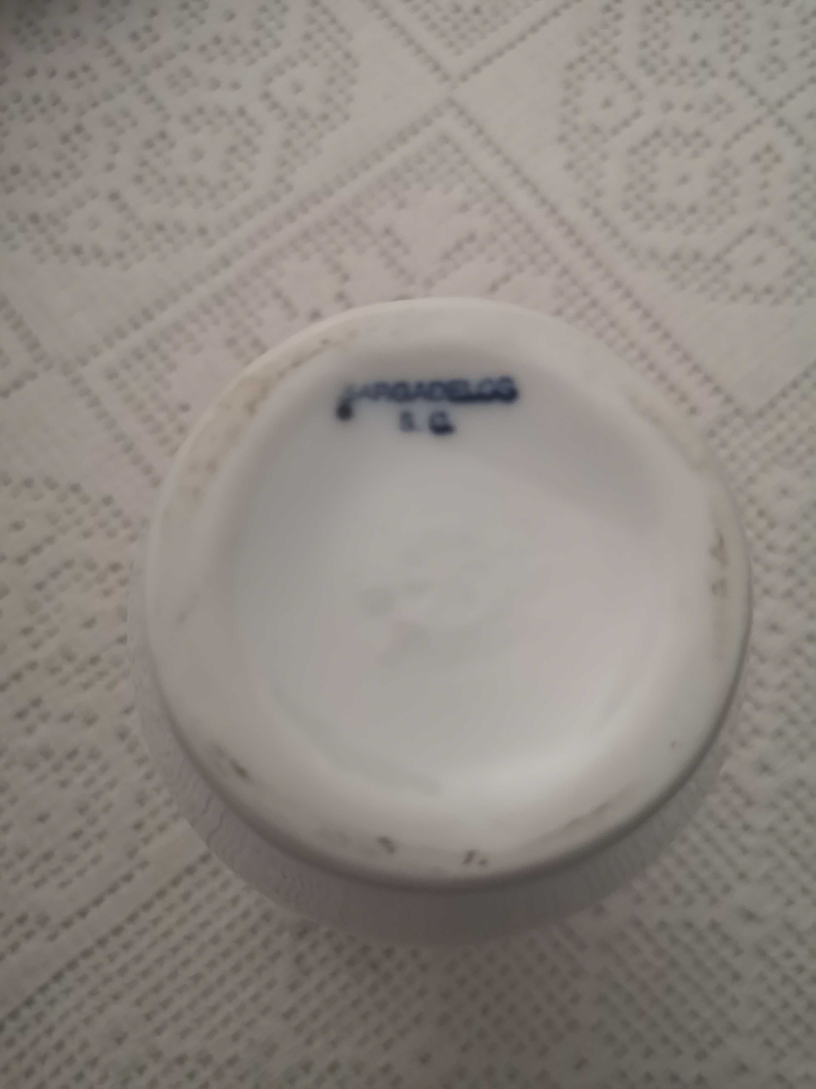1jarro de vidro de sopro e 1 de porcelana