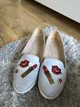 Buty damskie z ozdobami