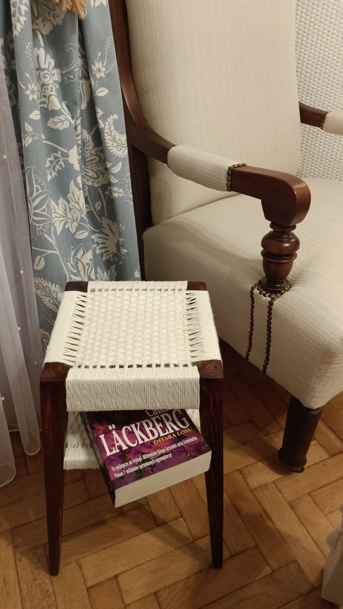 Krzesło z PRL. Mały stoliczek w stylu Boho.