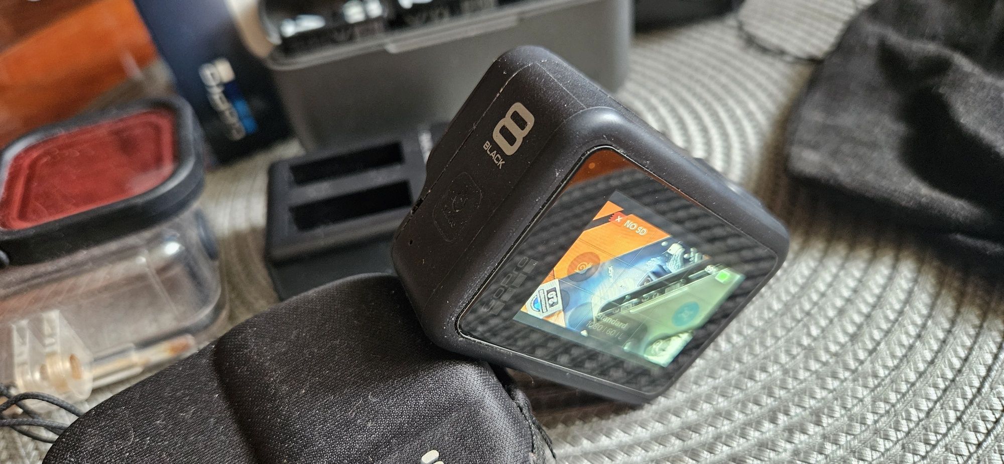 kamera GoPro 8 wraz z bogatym zestawem akcesorii.