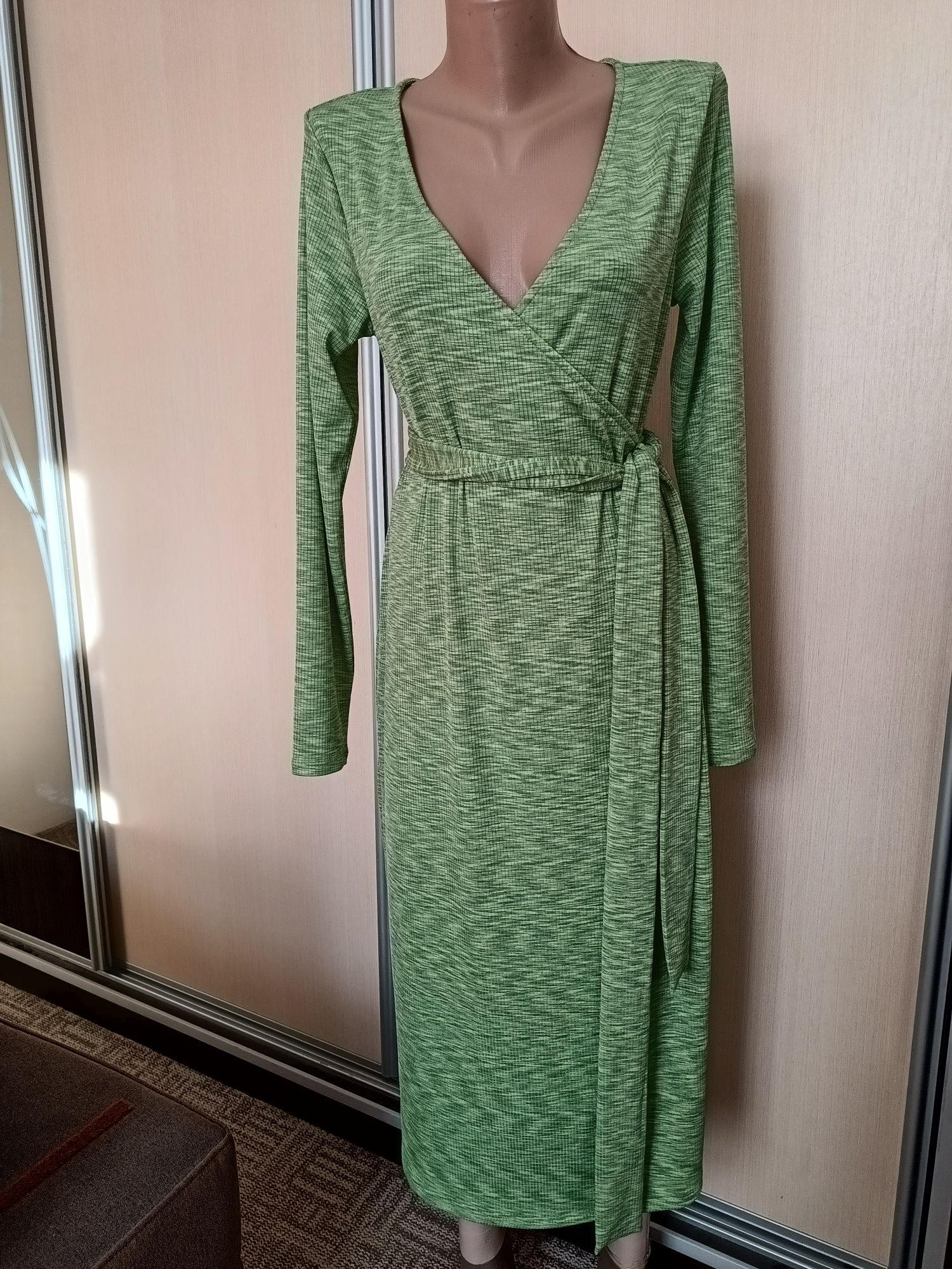 Зелена сукня в рубчик на запах H&M