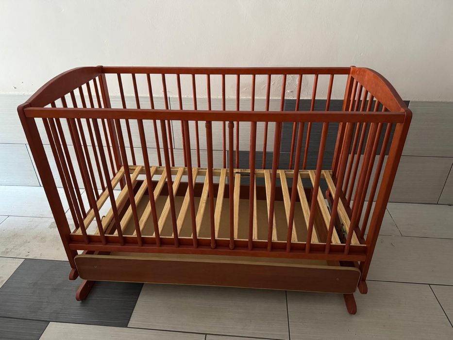 Łóżeczko w funkcją bujania i szufladą