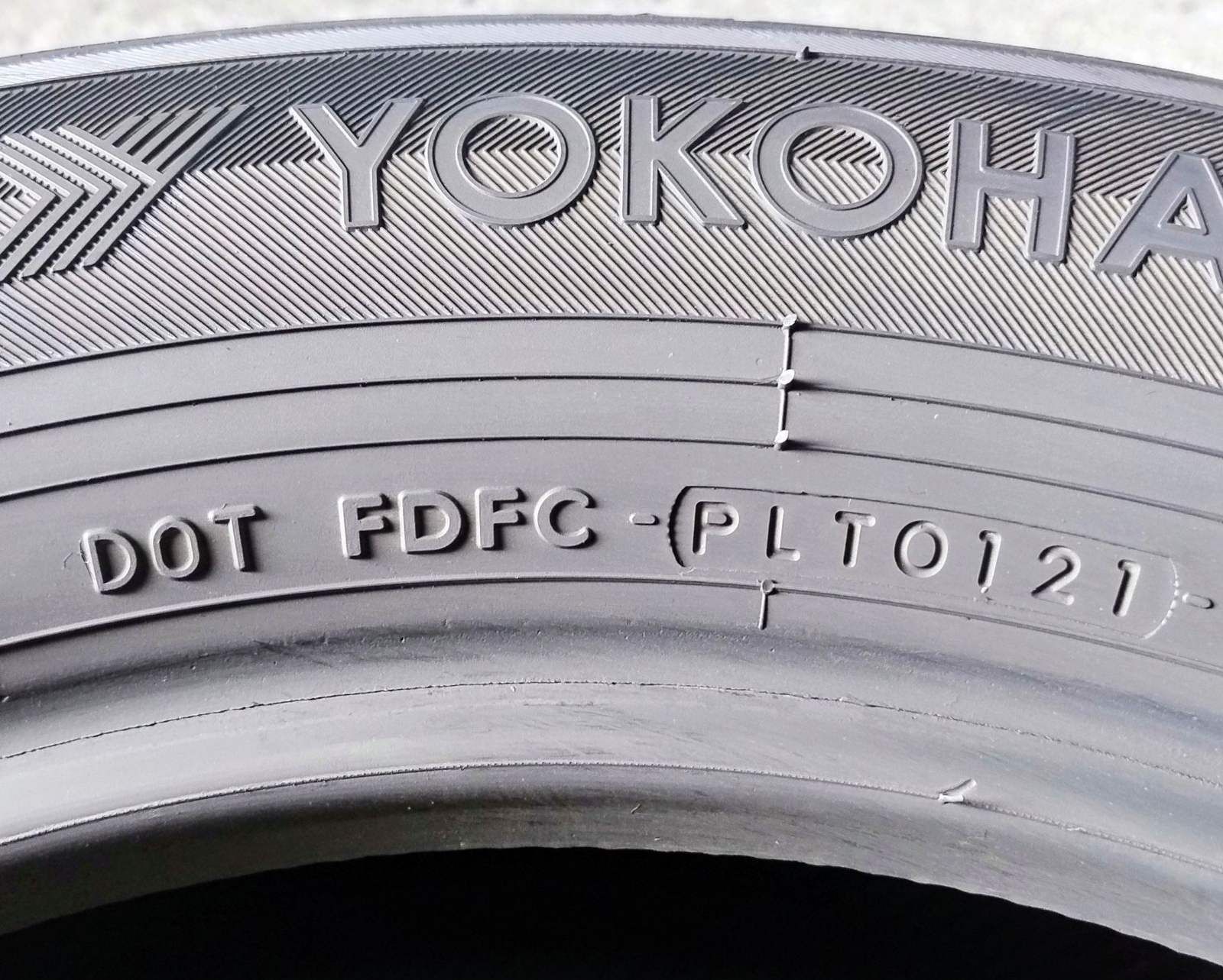Шини літні R17 225/60 Yokohama Blu Earth E70