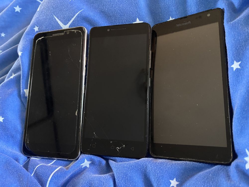 Три мобильных телефона.майкрософт.андроид