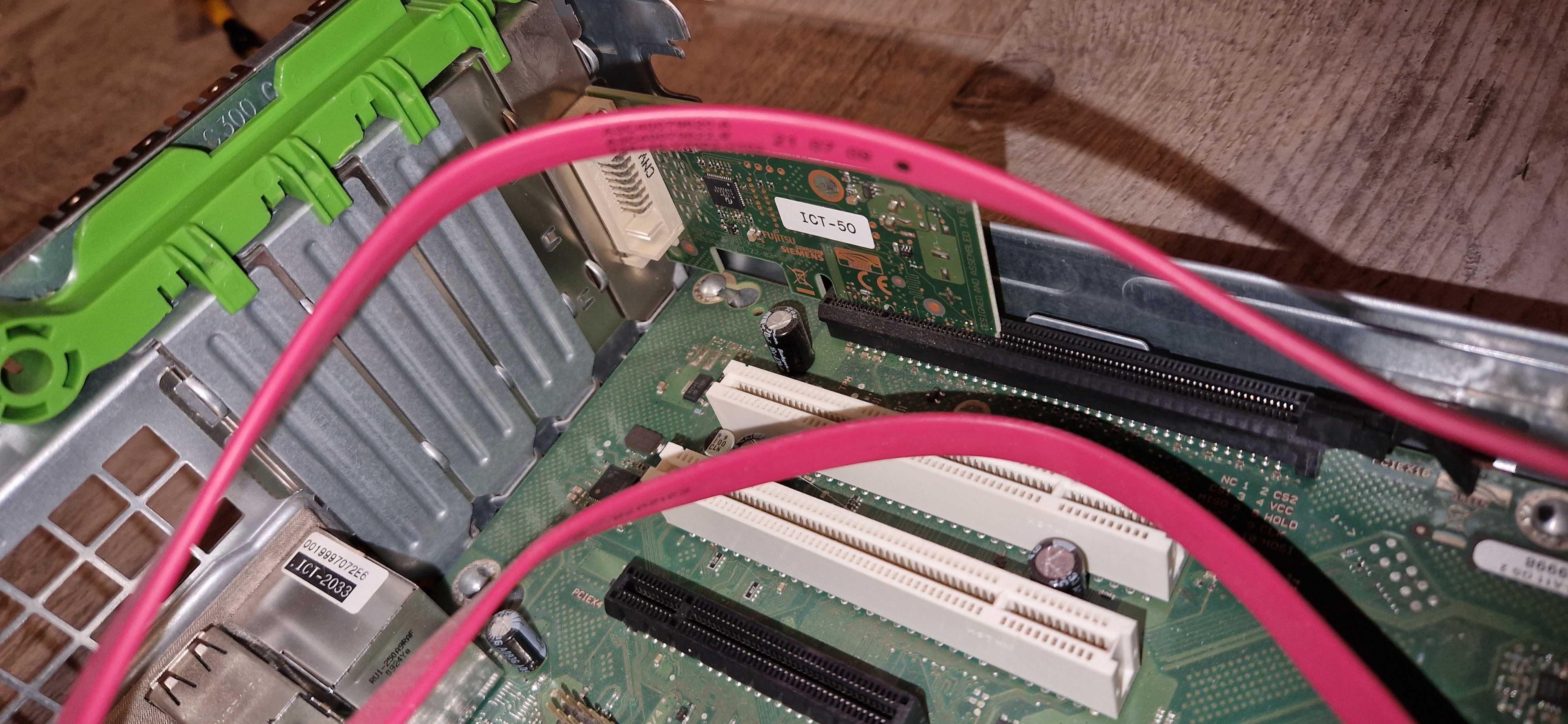 Mały komputer stacjonarny fujitsu