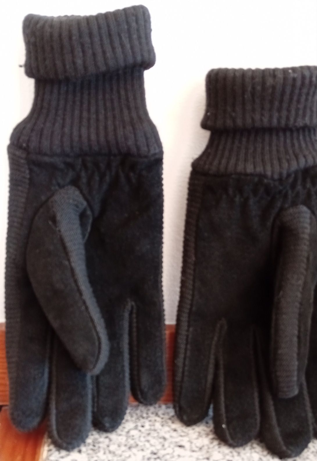 2 pares de luvas novas são a 10€ cada par.