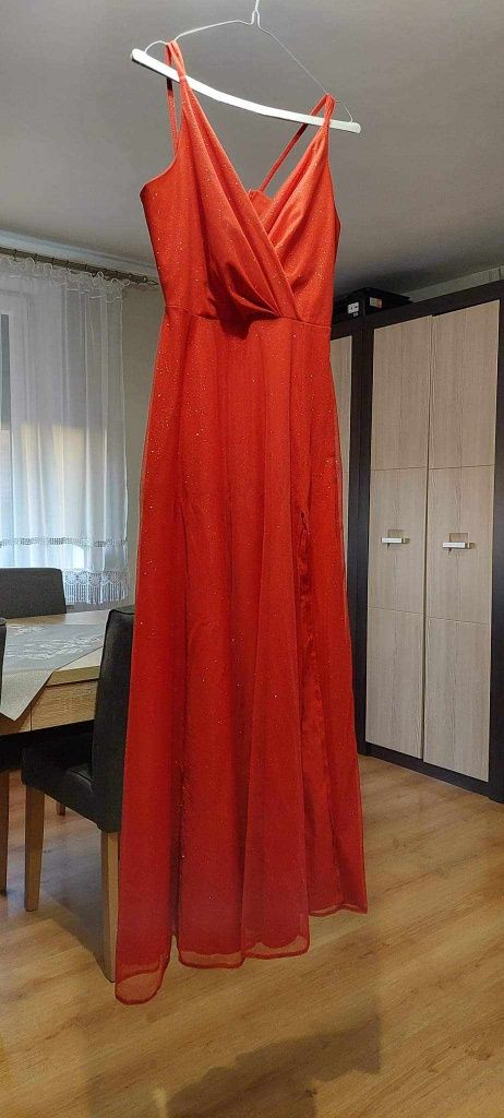 Czerwona suknia .