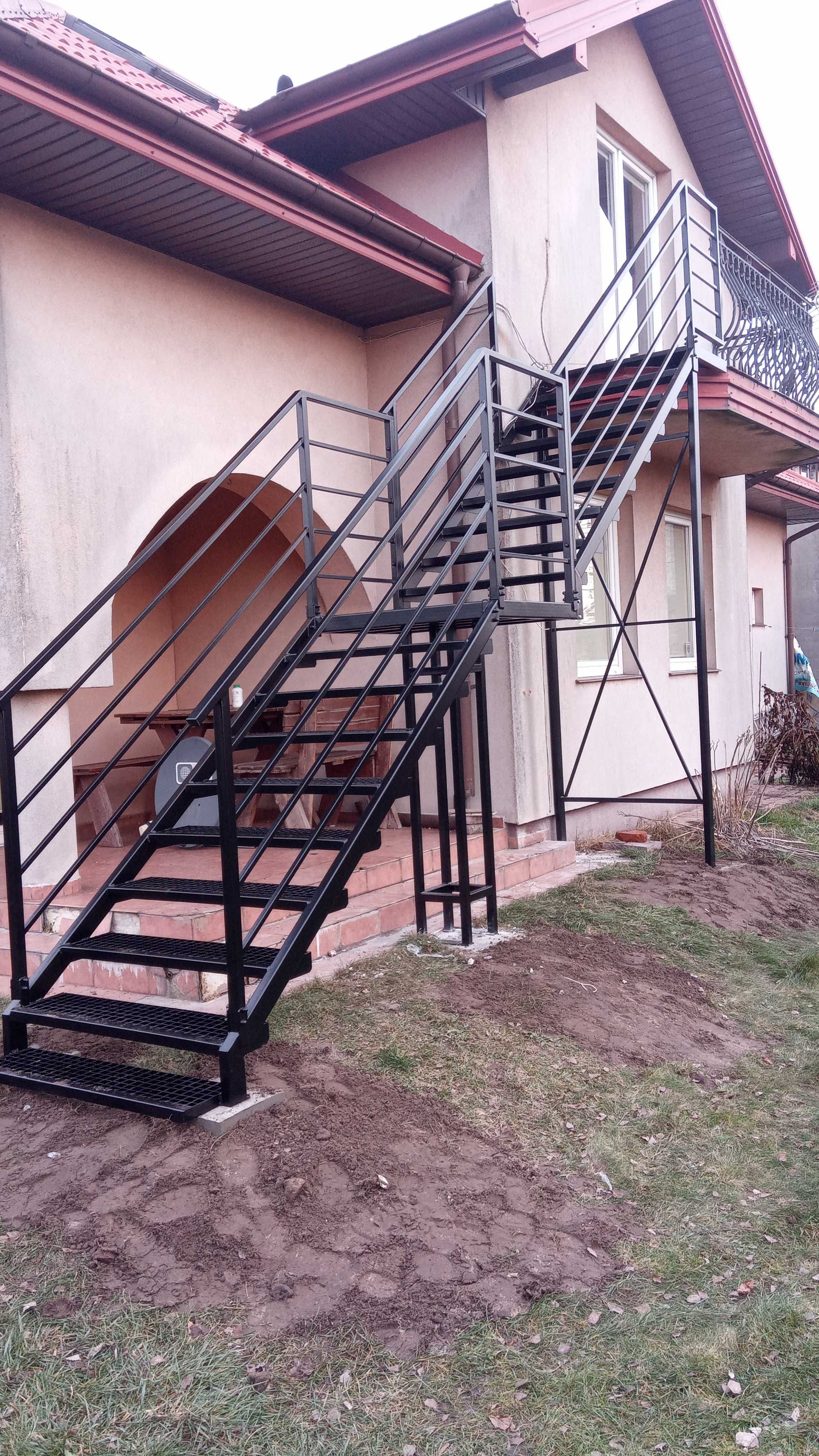 Schody metalowe zewnętrzne wewnętrzne solidne na wymiar serrated