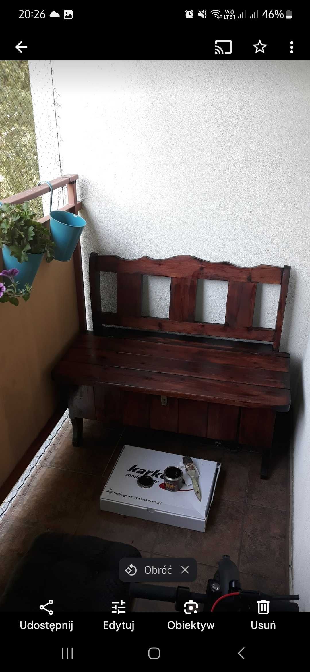 Ławka ze schowkiem i oparciem drewniana na balkon