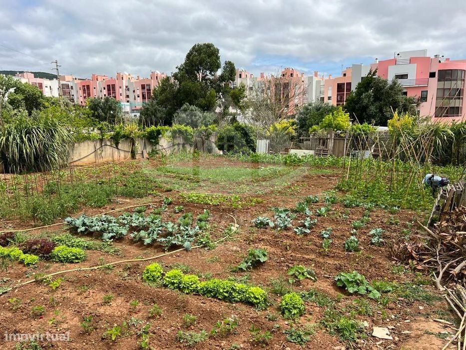 Terreno urbano com 1008,85 m², localizado em Vialonga