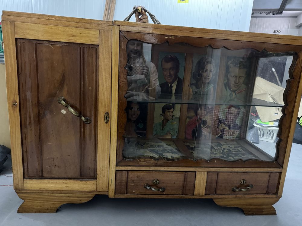 Movel antigo com decoraçoes