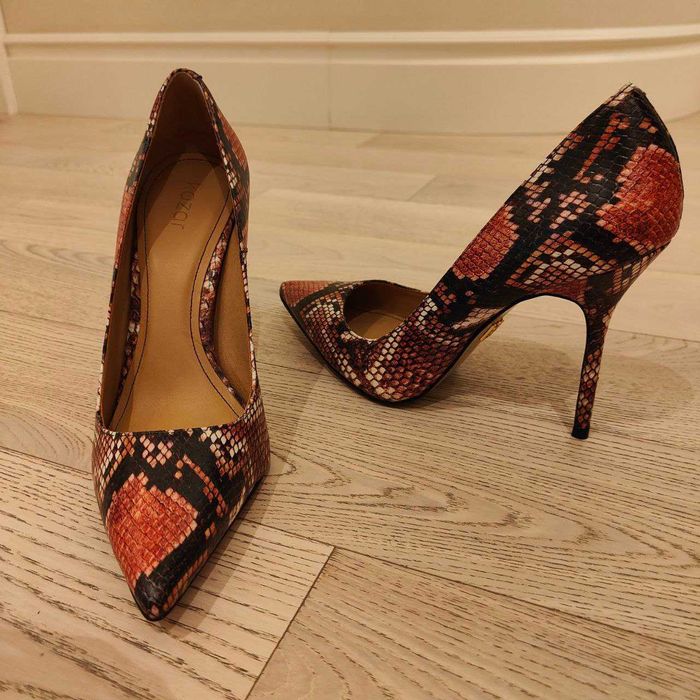 Продаю нові жіночі кольорові туфлі Kazar р. 39,5 на каблуку