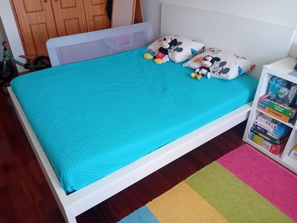 Cama Malm com colchão e resguardo