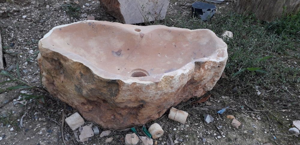 Lavatórios muito rústicos em pedra,