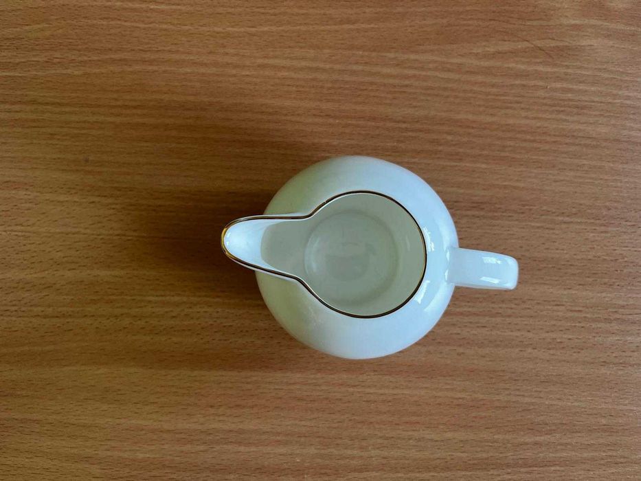 Porcelanowy mlecznik w kolorze ecru