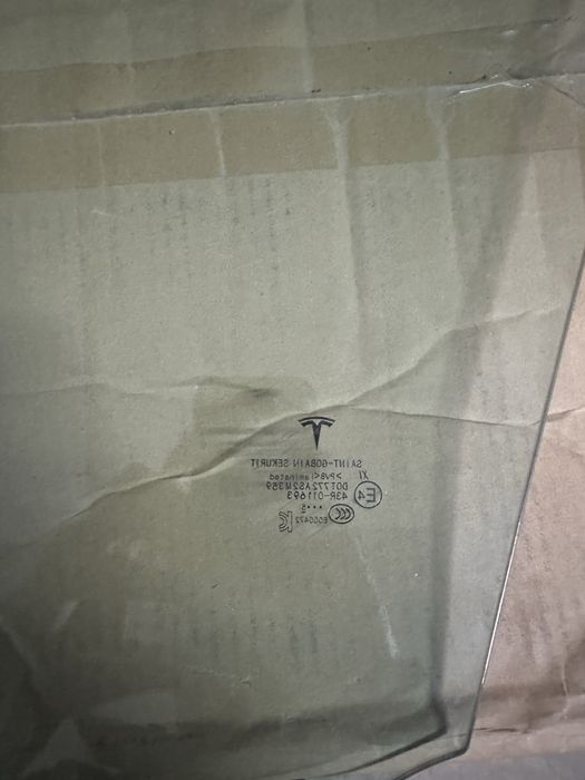 Скло водійське Tesla Y