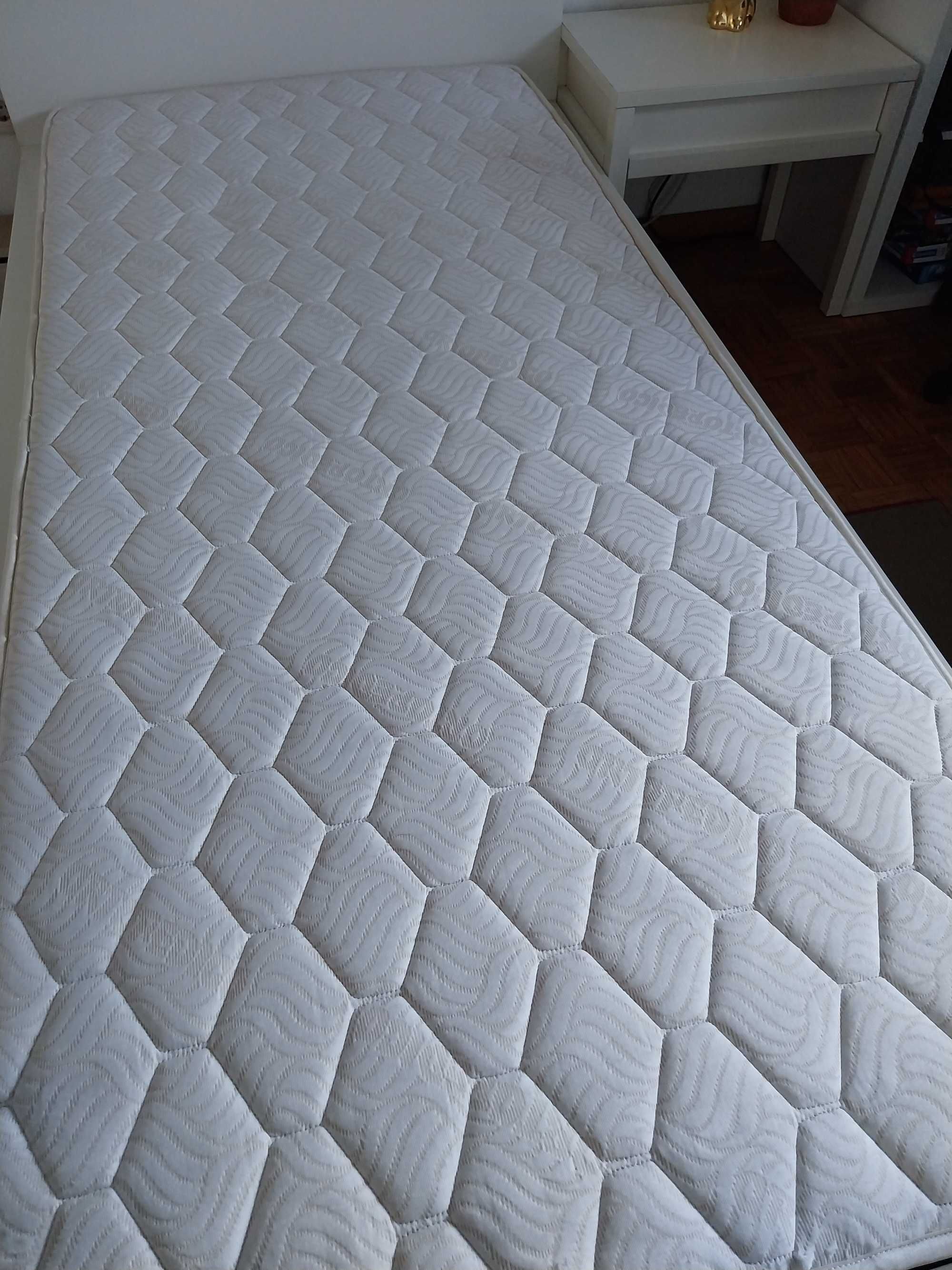 Cama IKEA MALM com estrado e colchão