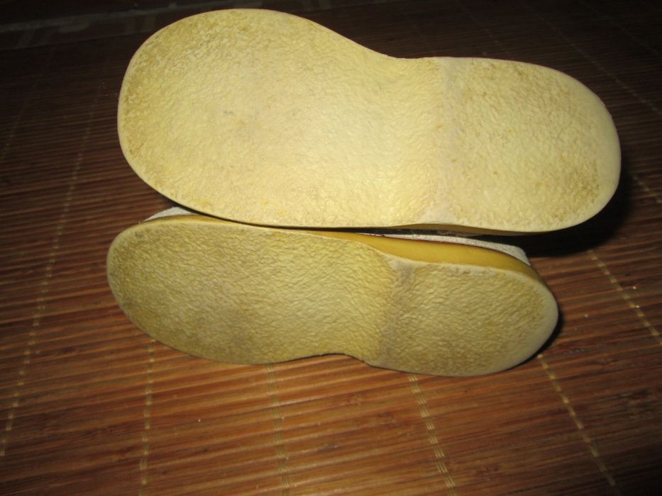 Sapato em pele nº 23 e 26