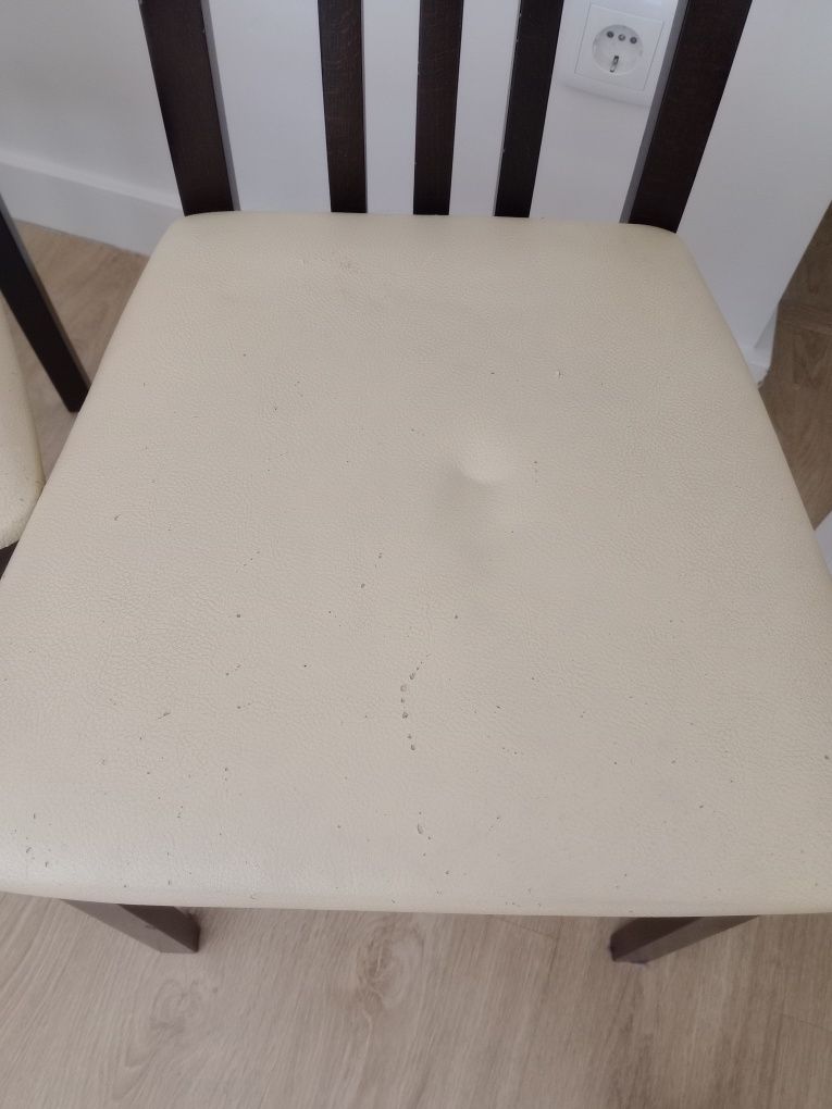 Vendo conjunto de 4 Cadeiras de Jantar