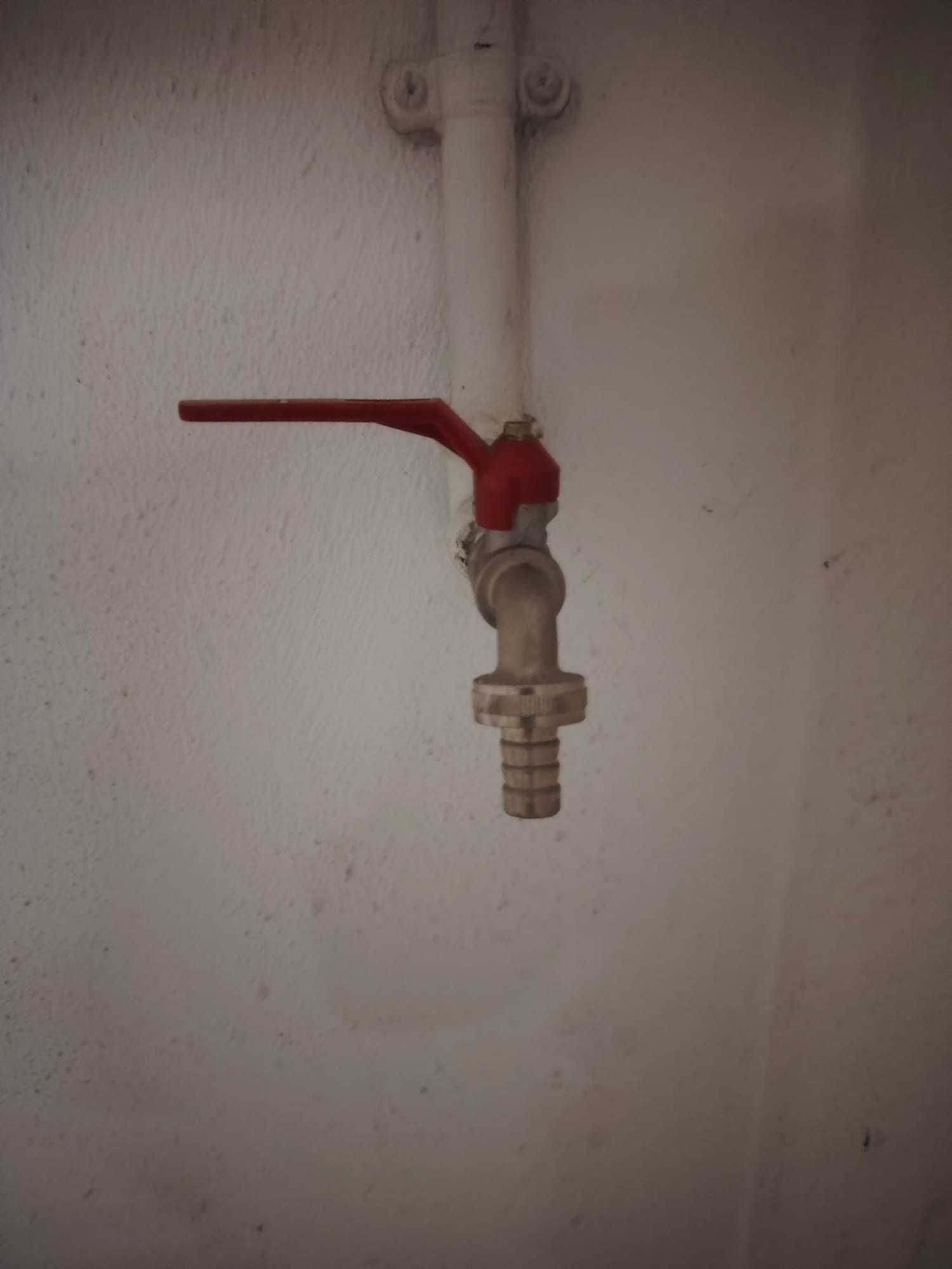 Garagem para 2 carros com luz e água interiores + Wc