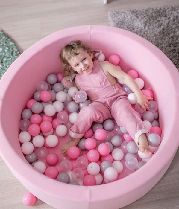 Сухий басейн з різнокольоровими кульками - справжній бестселер серед д