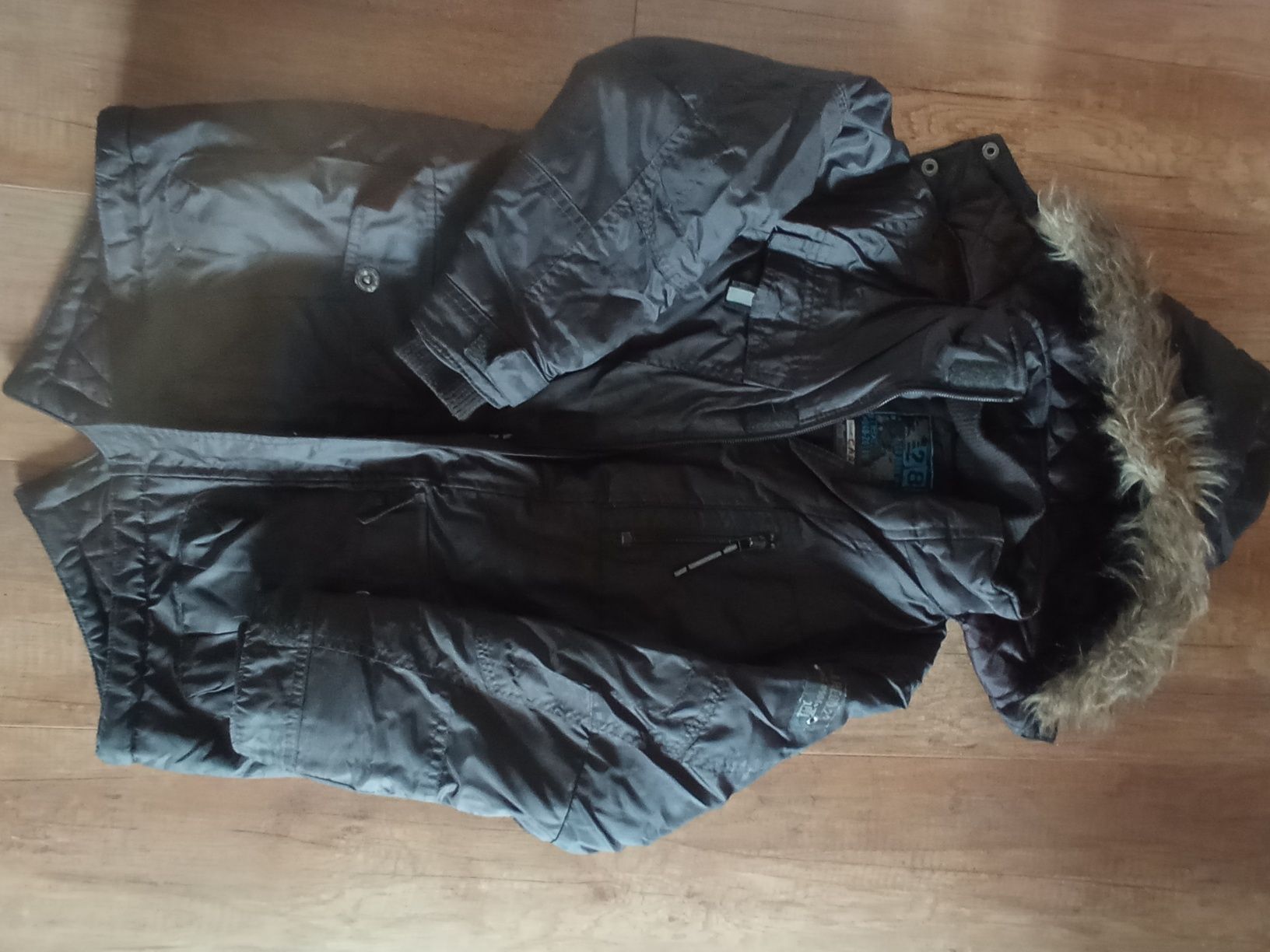 Brązowa kurtka z kapturem na polarze next 134 cm