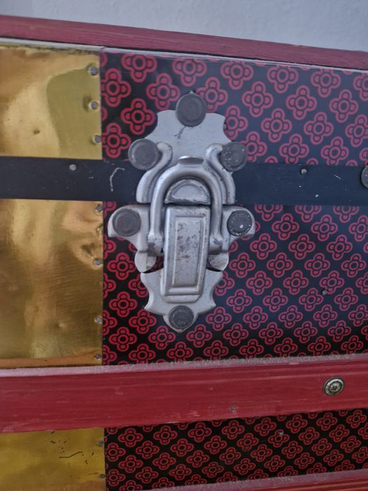 Arca lacada a metal vintage