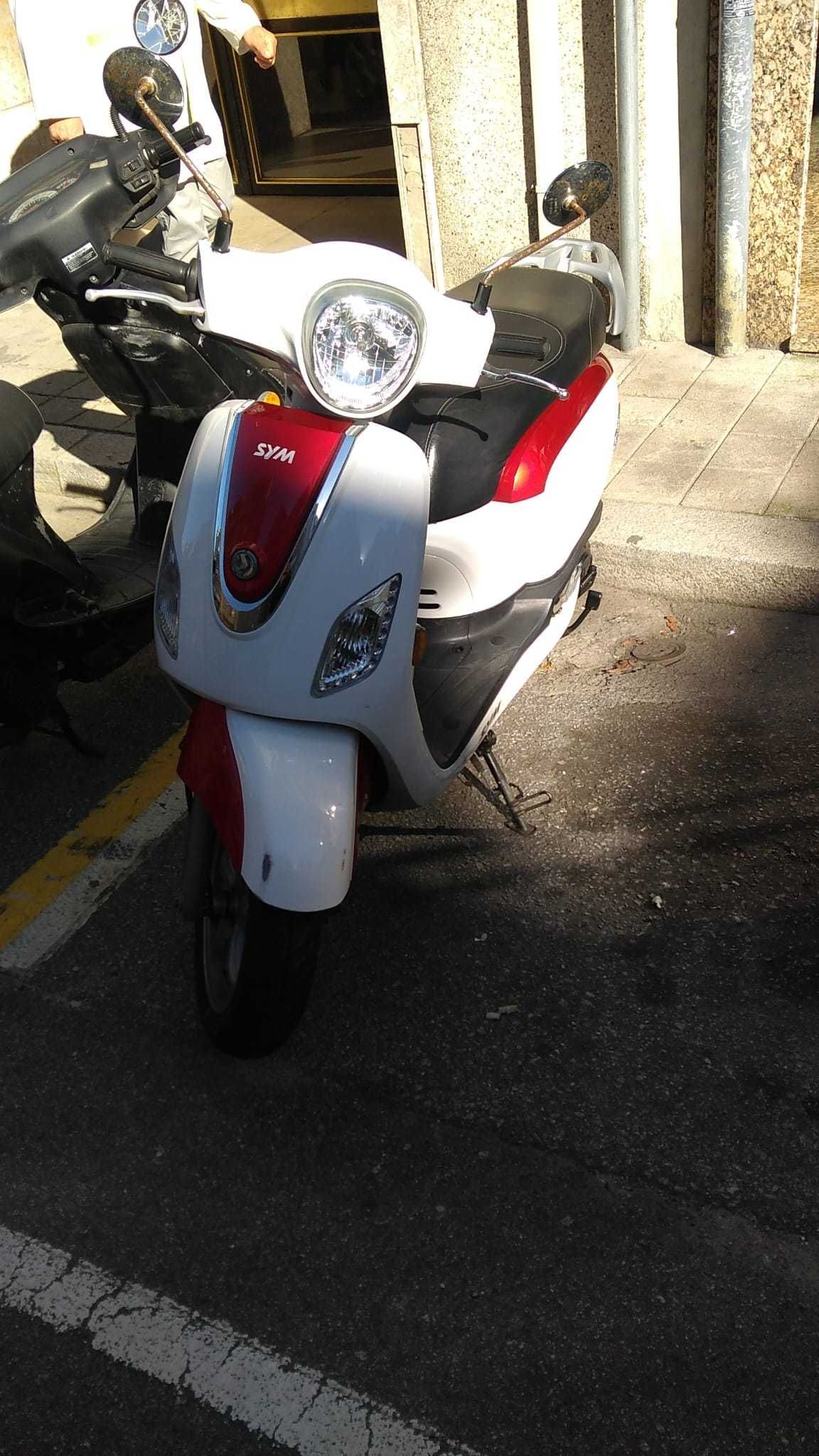 Vendo - Mota - Scooter - 50 cilindrada - Vespa - Sym