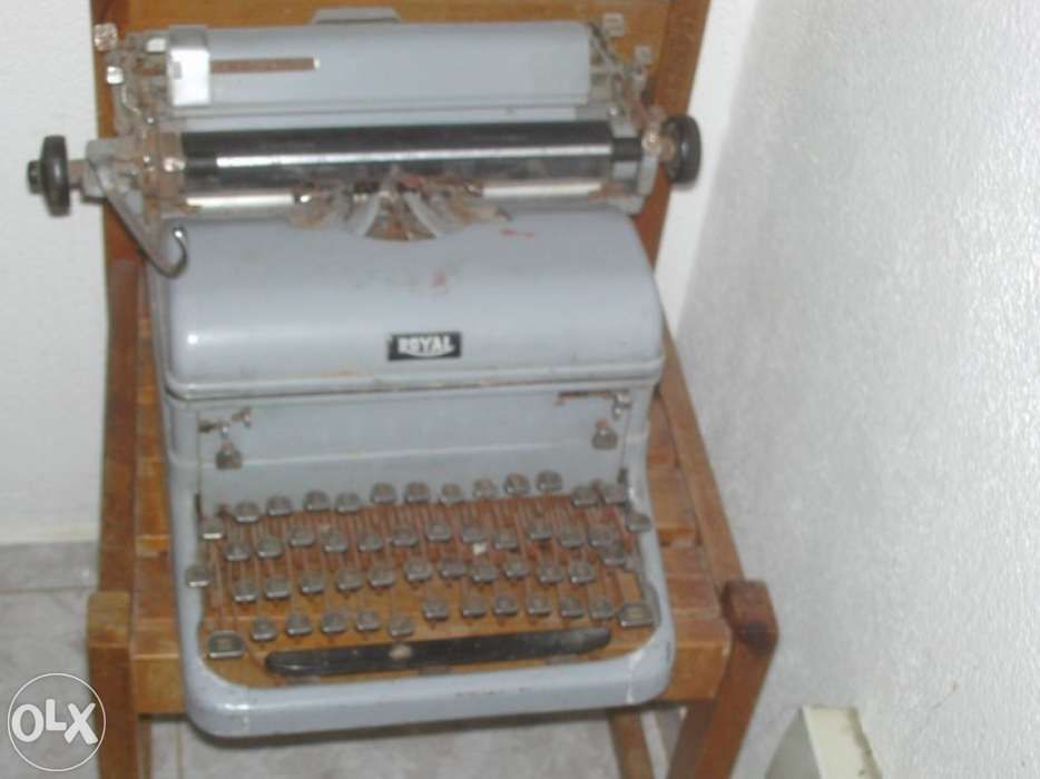 Máquina de escrever Oliva (1960) e Facit com mala de transporte.