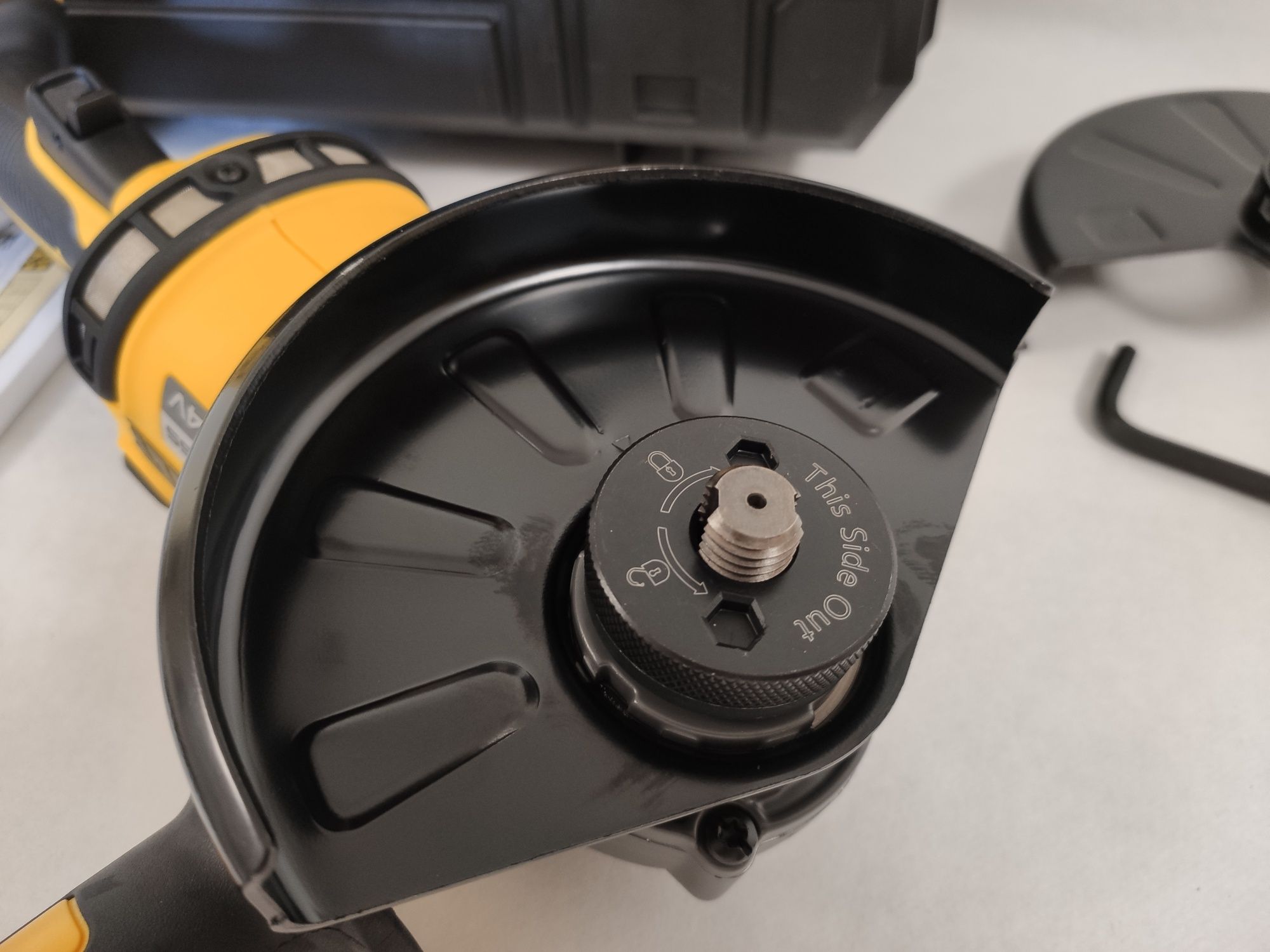 Безщіткова кутова шліфмашина DeWALT DCG418NT FLEXVOLT 54V болгарка