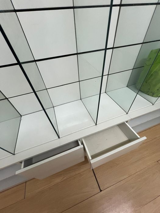 Vendo armário embutido com prateleiras e gavetas