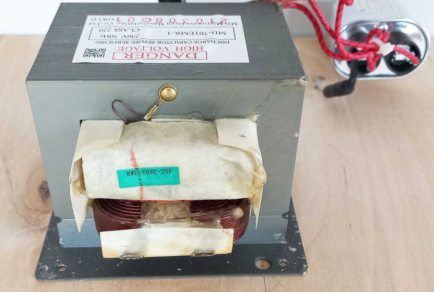 Transformator mikrofalówki MD-701EMR-1 plus kondensator i bezpiecznik