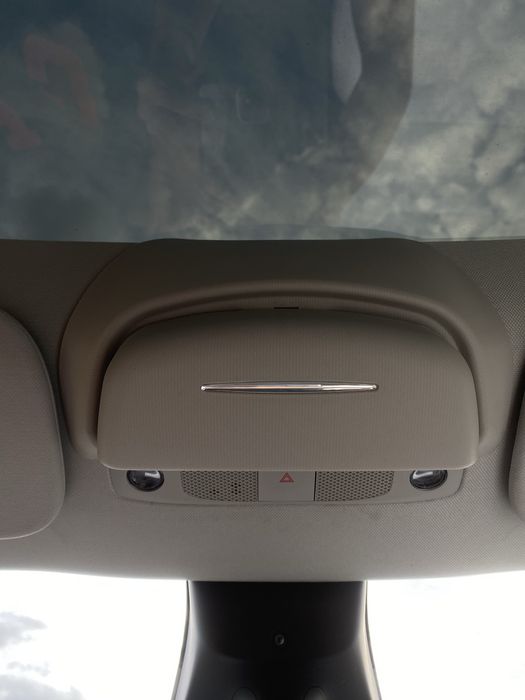 Держатель для очков в Tesla model Y
