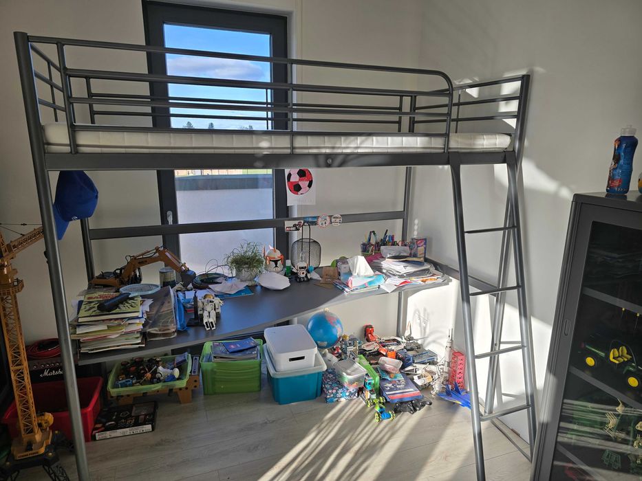 Łóżko piętrowe IKEA Svarta + biurko + materac stan BDB