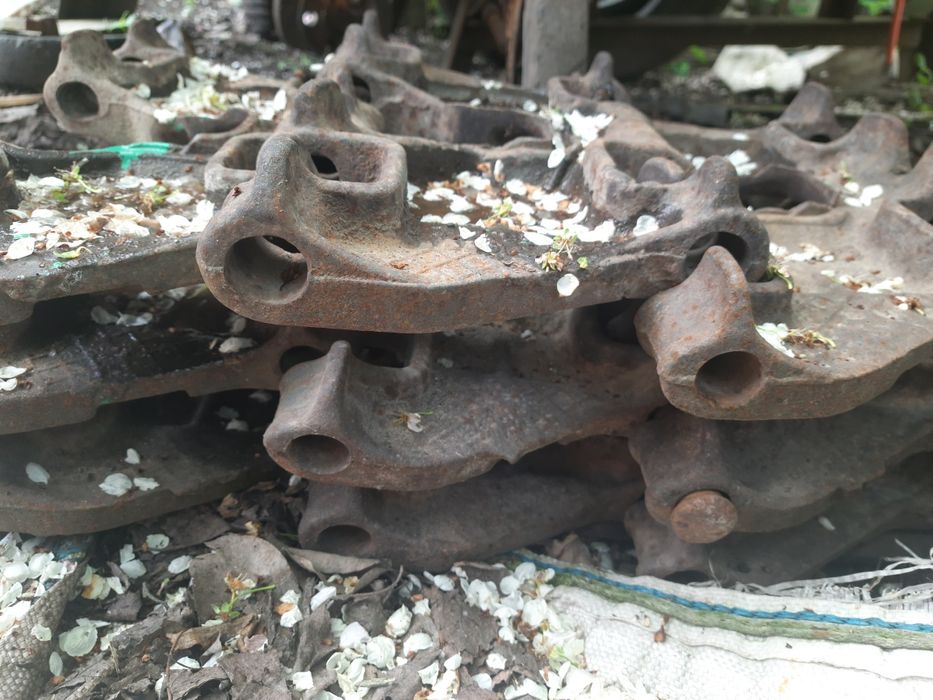 Каретки бортові ліва і права дт75 бульдозерів тракторів