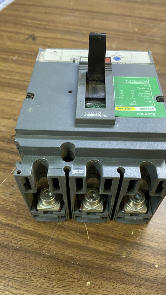 Автоматичний вимикач Schneider 250A