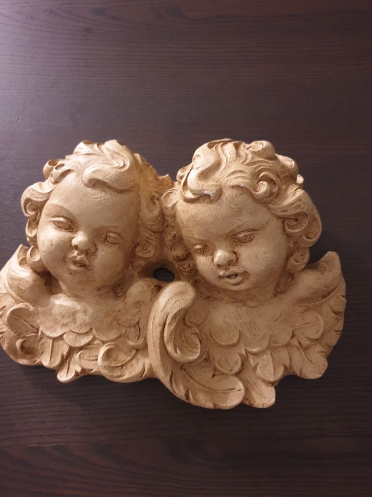Par de anjos numa peça em gesso dourado envelhecido