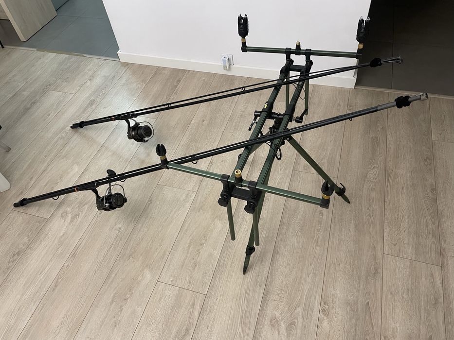 Zestaw karpiowy, wędki, kołowrotki, stojak, sygnalizatory.