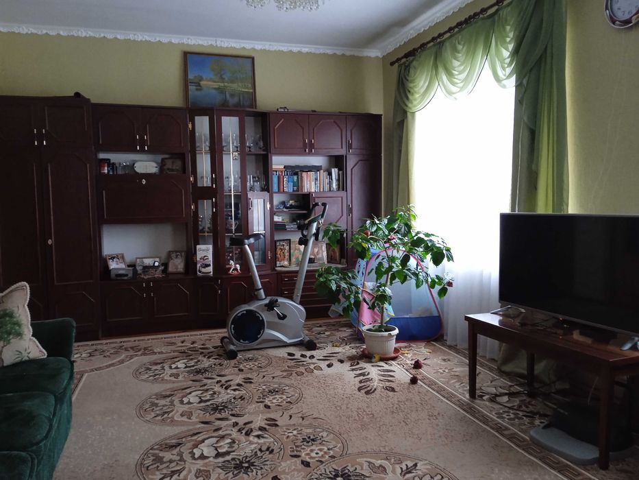 будинок  з цокольним етажем літня кухня, господарчі споруди