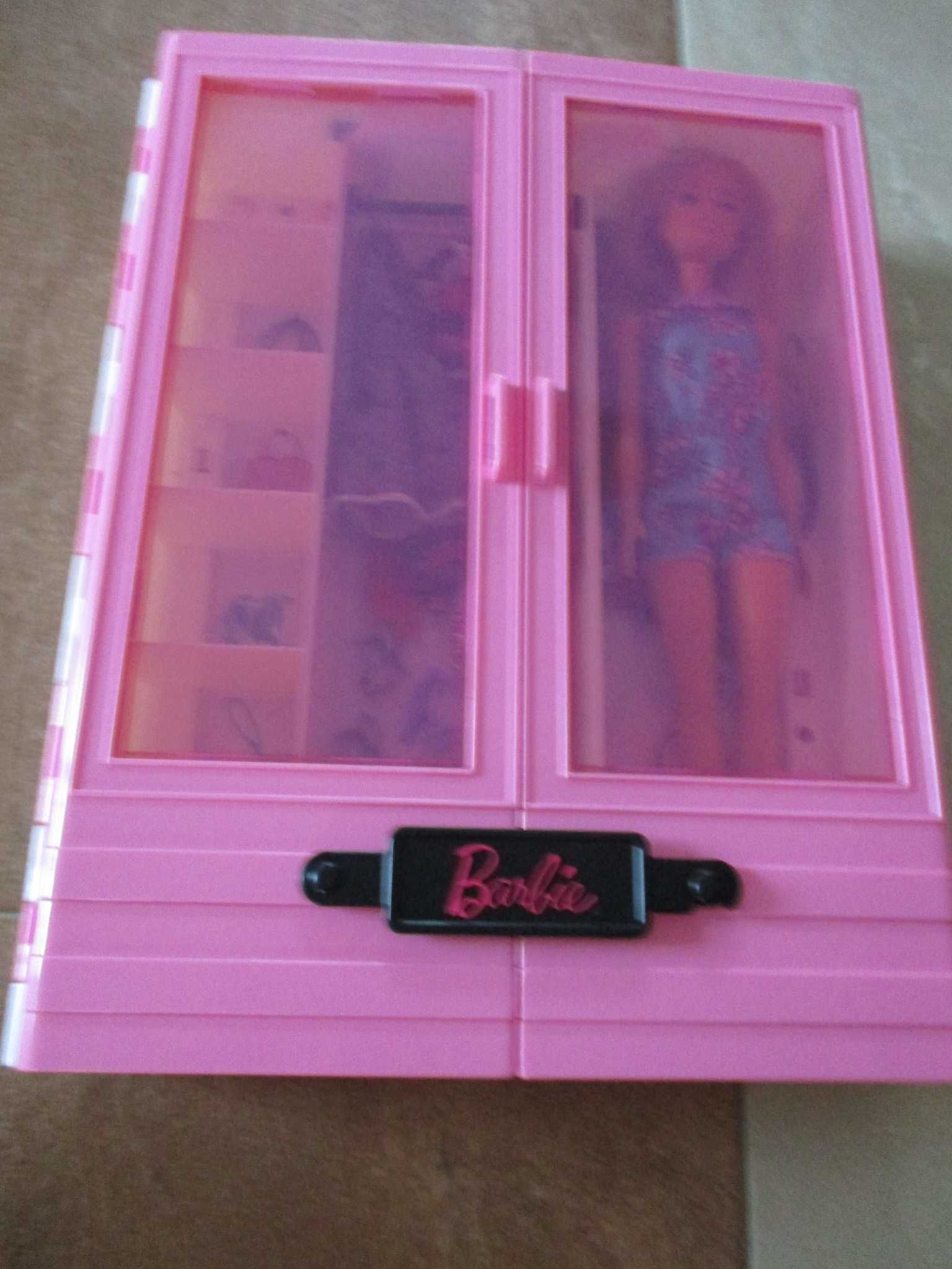 Szafa Barbie z lalką i ubraniami