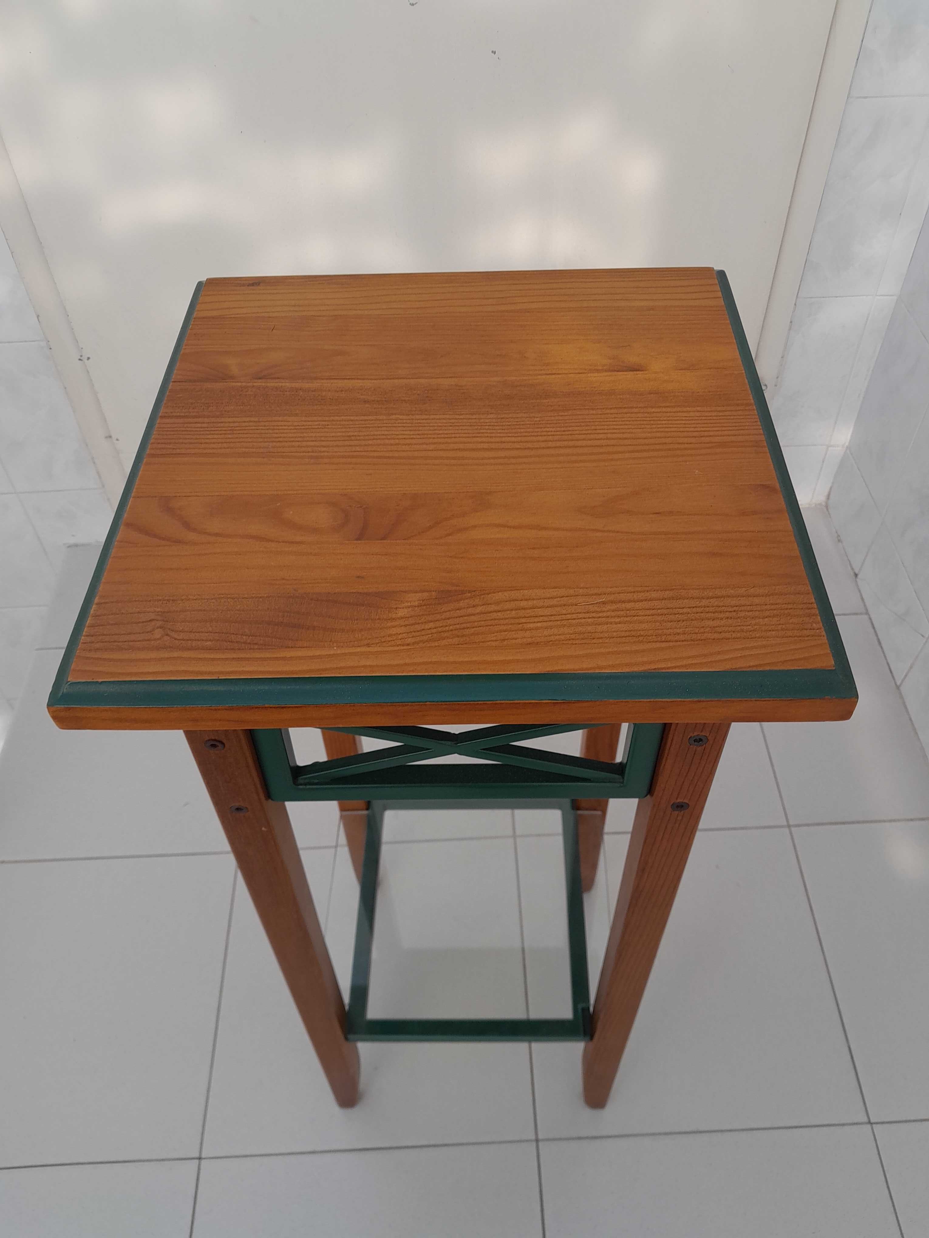 Mesa de apoio quadrada
