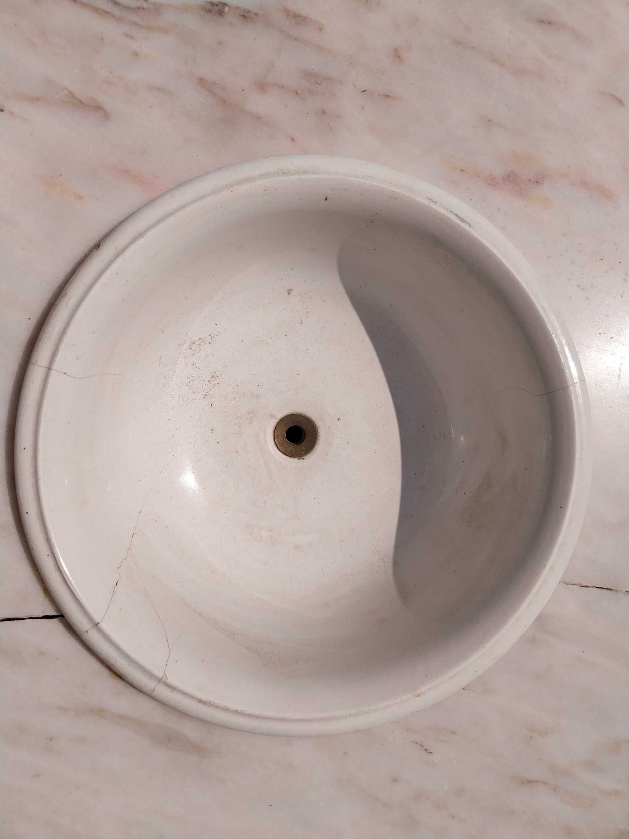 Móvel lavatório antigo em castanho maciço com tampo em mármore